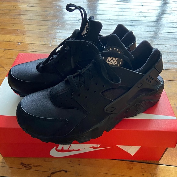 Nike Shoes - Like New All Black Nike Air Huaraches